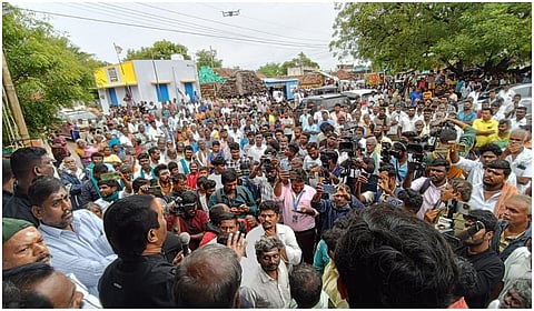 மதுரை  அரிட்டாப்பட்டியில் பொதுமக்கள் மத்தியில்  நாம் தமிழர் கட்சியின் தலைமை ஒருங்கிணைப்பாளர் சீமான் பேசினார்.