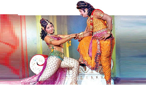 ‘விழியே கதை எழுது..’ பாடல் காட்சியில் எம்.ஜி.ஆர்., லதா.