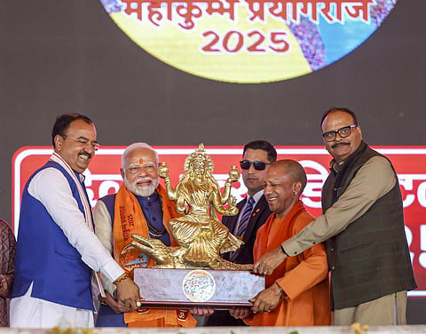 நிகழ்ச்சியில் பிரதமர் மோடிக்கு நினைவுப் பரிசு வழங்கும் முதல்வர் யோகி ஆதித்யா நாத் உள்ளிட்டோர்