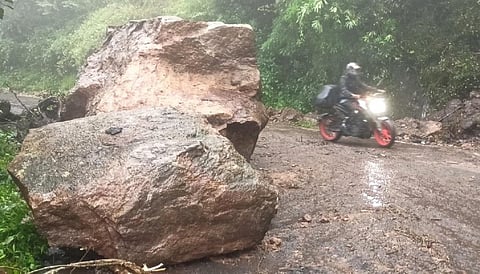 போடிமெட்டு மலைச்சாலையின் 10-வது கொண்டை ஊசி வளைவு அருகே சரிந்து விழுந்த ராட்சத பாறைகள். | படம்: என்.கணேஷ்ராஜ்.