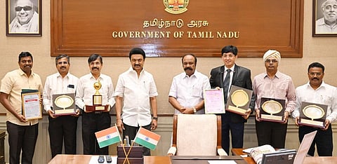 தமிழக கூட்டுறவு வங்கிகளுக்கு 5 தேசிய விருதுகள்: முதல்வரிடம் வாழ்த்து பெற்ற அமைச்சர் பெரியகருப்பன்