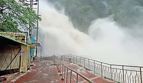 குற்றாலம் பிரதான அருவியில் கடும் வெள்ளப் பெருக்கு ஏற்பட்டது.