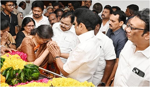 காங்கிரஸ் கட்சியின் மூத்த தலைவரும், ஈரோடு கிழக்கு தொகுதி எம்எல்ஏவுமான ஈவிகேஎஸ் இளங்கோவன் உடலுக்கு தமிழக முதல்வர் மு.க.ஸ்டாலின் மற்றும் தமிழக அமைச்சர்கள் அஞ்சலி செலுத்தினர்.
