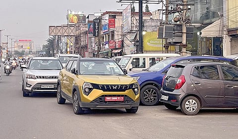 குரோம்பேட்டை முதல் தாம்பரம் வரையிலான ஜிஎஸ்டி சாலையில் நிறுத்தப்படும் வாகனங்கள். | படங்கள்: எம். முத்துகணேஷ் |