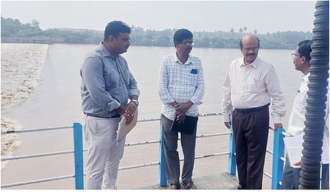 கரூர் ஆண்டாங்கோவில் அமராவதி தடுப்பணையில் அதிகளவில் வெள்ளநீர் செல்லவதை  மாவட்ட ஆட்சியர் மீ.தங்கவேல் ஆய்வு செய்தார்.