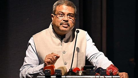 தாய்மொழி பெருமையை கவுரவ பதக்கமாக அணிய வேண்டும் - தர்மேந்திர பிரதான்