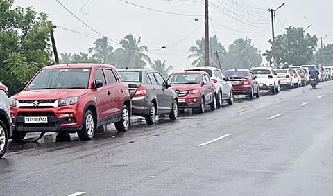 நெல்லை, தூத்துக்குடி, தென்காசி மாவட்டங்களில் 3-வது நாளாக மழை: குடியிருப்புகளை வெள்ளம் சூழ்ந்தது