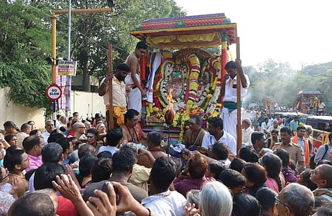திருவண்ணாமலையில் கிரிவலம் சென்ற உண்ணாமுலையம்மன் சமேத அண்ணாமலையாரை தரிசனம் செய்த பக்தர்கள். 
