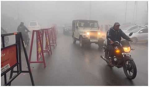 கொடைக்கான‌லில் பகலிலேயே அட‌ர்ந்த‌ ப‌னி மூட்டம்: வாகன ஓட்டிகள் முகப்பு விளக்குகளை எரியவிட்டு பயணம்