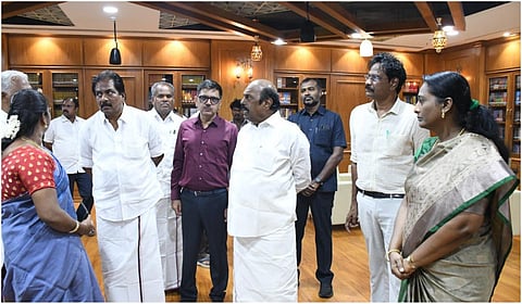 மதுரை நத்தம் சாலையில் உள்ள கலைஞர் நூற்றாண்டு நூலகத்தில் அமைச்சர்கள் எ.வ.வேலு, பி.மூர்த்தி ஆகியோர் ஆய்வு மேற்கொண்டனர் | படங்கள்: எஸ். கிருஷ்ணமூர்த்தி