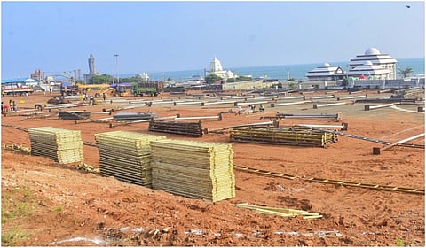 கன்னியாகுமரி அரசு விருந்தினர் மாளிகையில் திருவள்ளுவர் சிலை வெள்ளிவிழா கொண்டாட்டத்துக்காக பந்தல் அமைக்கும் பணி நடைபெற்று வருகிறது. 