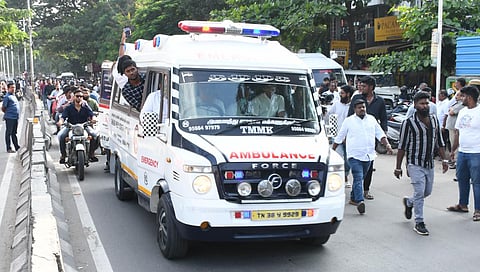 கோவை பூமார்க்கெட் பகுதியில் உள்ள பள்ளிவாசலில் அடக்கம் செய்ய ஊர்வலமாக வேனில் எடுத்து வரப்பட்ட எஸ்.ஏ.பாஷாவின் உடல். | படங்கள்: ஜெ.மனோகரன்.