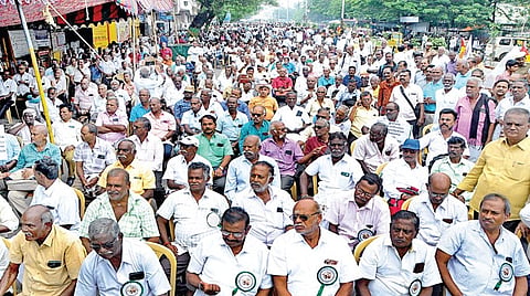 போக்குவரத்து ஓய்வூதியர்களுக்கு 9 ஆண்டுகளுக்கு மேலாக மறுக்கப்படும் அகவிலைப்படி உயர்வை வழங்குதல் உள்ளிட்ட கோரிக்கைகளை வலியுறுத்தி, அரசு போக்குவரத்து ஓய்வூதியர் நல மீட்பு சங்கம் சார்பில் சென்னை பல்லவன் சாலையில் கண்டன ஆர்ப்பாட்டம் நடைபெற்றது. | படம்: ம.பிரபு |