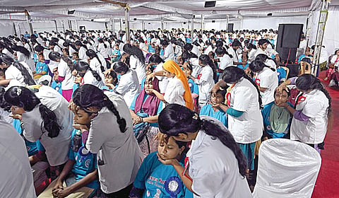 ஒரே நேரத்தில் 555 பேருக்கு 555 வர்ம சிகிச்சையாளர்கள் சிகிச்சை அளிக்கும் கின்னஸ் உலக சாதனை, தாம்பரம் தேசிய சித்த மருத்துவ நிறுவனத்தில் நேற்று நடந்தது. நிகழ்வின் இறுதியில் கின்னஸ் நிறுவனத்தின் சார்பில் கலந்து கொண்ட ரிச்சர்ட் வில்லியம், ஆயுஷ் அமைச்சகத்தின் செயலாளர் வைத்யா ராஜேஷ் கொட்டேசா, தேசிய சித்த மருத்துவ நிறுவனத்தின் இயக்குநர் மீனாகுமாரி ஆகியோரிடம் விருதை வழங்கினார். | படங்கள்: எம்.முத்துகணேஷ் |