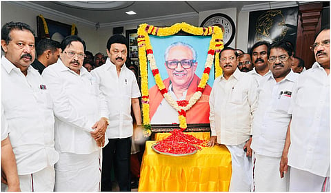 பேராசிரியர் அன்பழகன் பிறந்தநாள்: உருவப் படத்துக்கு மலர்தூவி முதல்வர் ஸ்டாலின் மரியாதை