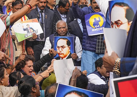நாடாளுமன்ற வளாகத்தில் இன்று நடைபெற்ற போராட்டத்தில் பங்கேற்க கார்கே