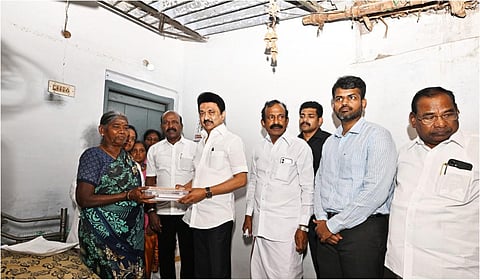 மக்களைத் தேடி மருத்துவம் திட்டத்தில் இரண்டு கோடியாவது பயனாளியான சுந்தராம்பாளுக்கு தமிழக முதல்வர் மு.க.ஸ்டாலின்  மருத்துவப் பெட்டகத்தை வழங்கினார்.