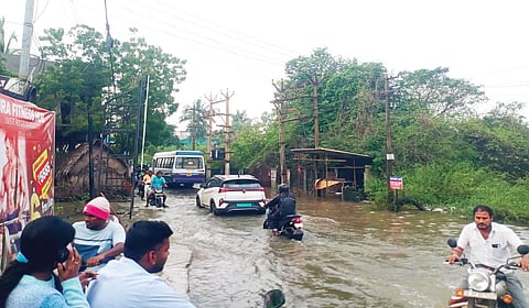 மழை நீரில் மூழ்கும் சாலைகளால் தவிக்கும் அத்திப்பட்டு - ராம்பூர்ணம் நகர் விரிவாக்க பகுதி மக்கள்