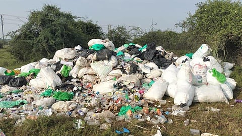 தமிழகத்தில் மருத்துவ கழிவுகள் கொட்டுவதை வேடிக்கை பார்ப்பதா?