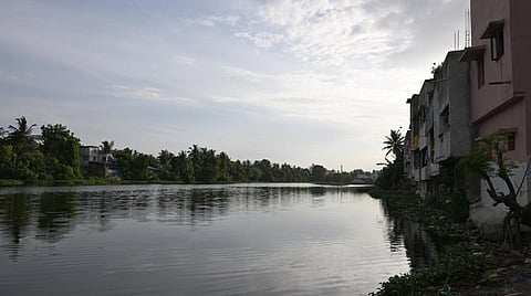 வேளச்​சேரி ஏரியில் ஆக்கிரமிப்புகளை அகற்றும் விவகாரம்: வழக்கு நிலுவை என பசுமை தீர்ப்​பாயம் அதிருப்தி