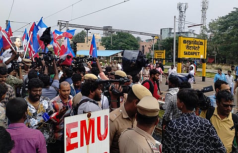 அமித் ஷா பேச்சுக்கு கண்டனம்: சென்னையில் வன்னியரசு தலைமையில் விசிகவினர் ரயில் மறியல்