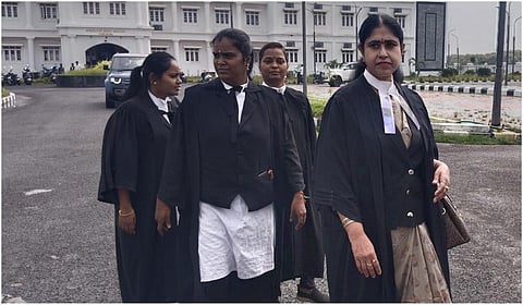 காரைக்கால் நீதிமன்றத்தில் வழக்கு ஒன்றில் முன்னாள் எம்எல்ஏ விஜயதாரணி வழக்கறிஞராக ஆஜரானார்.