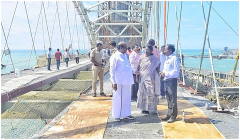 கன்னியாகுமரி கண்ணாடி கூண்டு பால பணிகளை ஆய்வு செய்தார் அமைச்சர் எ.வ.வேலு