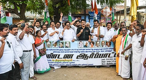 திருச்சி ஜங்ஷன் ரயில் நிலையம் எதிரே மத்திய அமைச்சர் அமித்ஷாவை கண்டித்து இன்று மாலை காங்கிரஸ் மூத்தத்தலைவர் சு.திருநாவுக்கரசர் தலைமையில் ஆர்ப்பாட்டத்தில் ஈடுபட்ட திருச்சி மாநகர் மாவட்ட காங்கிரஸார். படம்: ர.செல்வமுத்துகுமார்.
