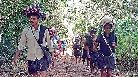 சத்திரத்தில் இருந்து புல்மேடு வழியாக சபரிமலைக்கு நடந்து சென்ற பக்தர்கள்.