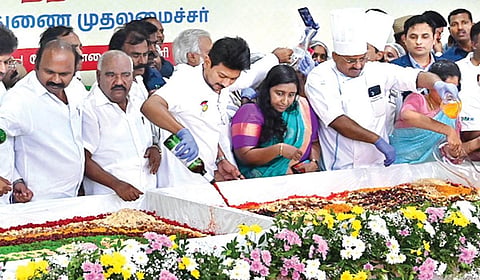 மகளிர் சுய உதவிக் குழுக்களின் உணவு திருவிழாவை மெரினா கடற்கரையில் துணை முதல்வர் உதயநிதி ஸ்டாலின் நேற்று தொடங்கி வைத்து பார்வையிட்டார். அமைச்சர் பி.கே.சேகர்பாபு, முன்னாள் அமைச்சர் செஞ்சி மஸ்தான், மேயர் ஆர்.பிரியா, ஊரக வளர்ச்சித் துறை செயலர் ககன்தீப் சிங் பேடி, தமிழ்நாடு மகளிர் மேம்பாட்டு நிறுவனத்தின் செயல் இயக்குநர் ஸ்ரேயா பி.சிங் உள்ளிட்டோர் உடனிருந்தனர்.
| படம்: எஸ்.சத்தியசீலன் |