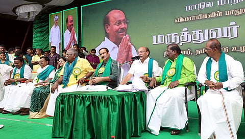 திருவண்ணாமலையில் நடைபெற்ற தமிழ்நாடு உழவர் பேரியக்கத்தின் மாநில மாநாட்டில் பேசும் பாமக நிறுவனர் ராமதாஸ். அருகில் பாமக தலைவர் அன்புமணி ராமதாஸ் உள்ளிட்டோர்.