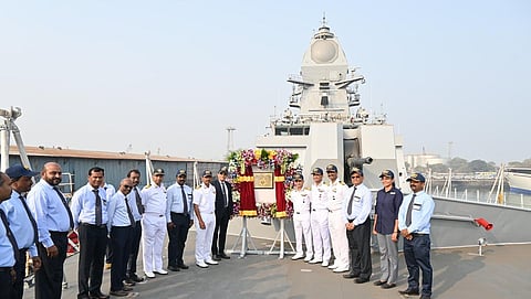 உள்நாட்டில் மிக நவீனமாக தயாரிக்கப்பட்ட நீல்கிரி, சூரத் போர்க்கப்பல் கடற்படையிடம் ஒப்படைப்பு