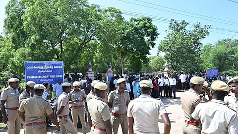 அனைத்து மாவட்ட நீதிமன்றங்களுக்கும் ஆயுதம் தாங்கிய போலீஸ் பாதுகாப்பு வழங்க உத்தரவு