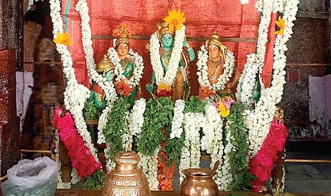 20 ஆயிரம் பூக்களால் அலங்கரிக்கப்பட்ட ராமர் சிலை ஊஞ்சலில் ஆட்டுவிக்கப்படும் காட்சி.