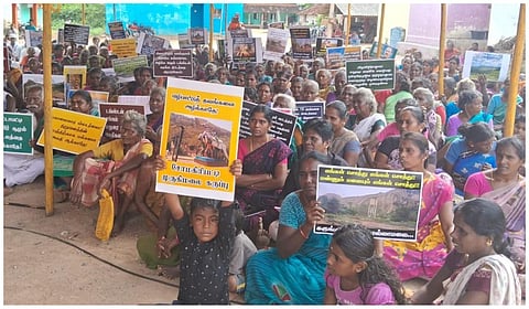 டங்ஸ்டன் சுரங்க ஏலத்தை மத்திய அரசு ரத்து செய்யக்கோரி மேலூர் அருகே காத்திருப்பு போராட்டம்