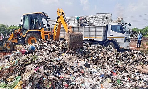 நெல்லை அருகே சுத்தமல்லியில் கொட்டப்பட்ட கேரள மருத்துவ கழிவுகள் நேற்று அம்மாநில அதிகாரிகளால் பொக்லைன் மூலம் அகற்றப்பட்டு, லாரியில் ஏற்றப்படுகிறது. படம்: மு.லெட்சுமி அருண்