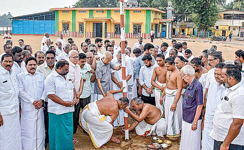 திருவையாறில் ஸ்ரீசத்குரு தியாகராஜ சுவாமிகளின் 178-வது ஆராதனை விழாவுக்காக நேற்று நடைபெற்ற பந்தல்கால் முகூர்த்தம். படம்: ஆர்.வெங்கடேஷ்