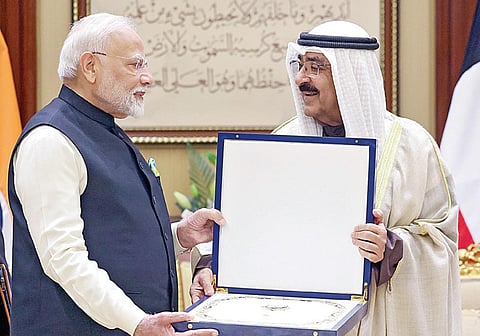 குவைத் அரசின் மிக உயரிய ‘தி ஆர்டர் ஆப் முபாரக் அல் கபீர்’ விருதை பிரதமர் நரேந்திர மோடிக்கு, குவைத் மன்னர் ஷேக் மெஷல் அல் அகமது வழங்கினார்.