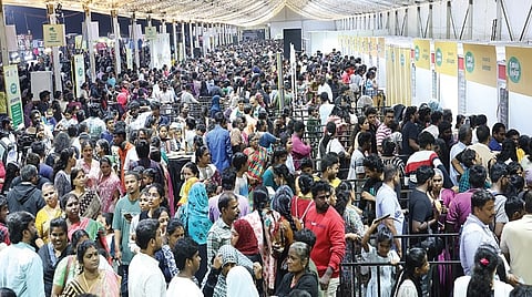 சென்னை மெரினாவில் நடைபெற்று வரும் மகளிர் சுயஉதவிக் குழுக்களின் உணவு திருவிழாவில் நேற்று கூட்டம் அலைமோதியது. அரங்குகளுக்கு முன்பு மக்கள் நீண்ட வரிசையில் காத்திருந்து உணவு வகைகளை வாங்கிச் சென்றனர்.