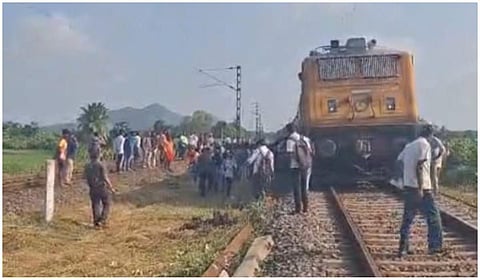 திண்டிவனம் அருகே தண்டவாளத்தில் விரிசல் - பயணிகள் ரயில் 2 மணி நேரம் நடுவழியில் நிறுத்தம்