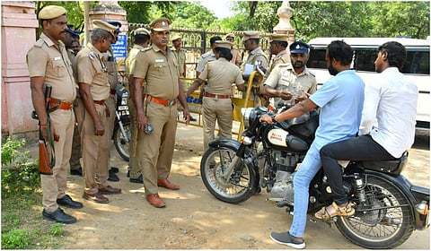 திருநெல்வேலி நீதிமன்ற வளாகத்தில் துப்பாக்கி ஏந்திய போலீஸார் பாதுகாப்பு பணியில் ஈடுபடுத்தப்பட்டுள்ளனர்.