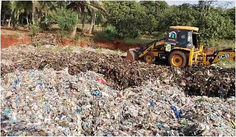 தனியார் நிலங்களை குறிவைத்து கொட்டப்படும் கேரள கழிவுகள்: பணத்துக்காக நிலத்தை பாழாக்கும் அவலம்!