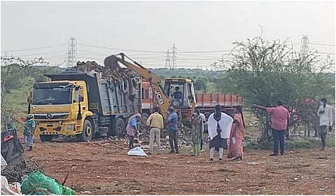 திருநெல்வேலி அருகே கொட்டப்பட்ட கேரள கழிவுகளை அகற்றும் பணி 2-வது நாளாக நடந்தது.