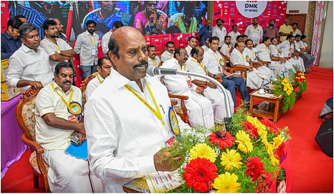சேலம் மண்டல திமுக தகவல் தொழில்நுட்ப அணியின் ஆலோசனைக் கூட்டத்தில்  அமைச்சர்கள் எ‌.வ.வேலு, அமைச்சர்கள் பன்னீர்செல்வம், ராஜேந்திரன், டி.ஆர்.பி ராஜா ஆகியோர் கலந்துகொண்டனர் | படம்: எஸ். குரு பிரசாத் 