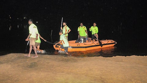 அய்யாளம்மன் பகுதியில் காவிரி ஆற்றில் மூழ்கிய 3 மாணவர்களை தேடுவதற்காக பெரம்பலூரிலிருந்து வந்த ஸ்கூபா டைவிங் வீரர்கள்.