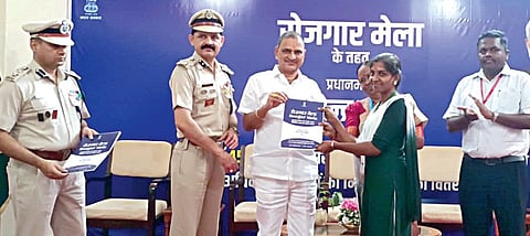 இலுப்பைக்குடி இந்தோ-திபெத் எல்லை பாதுகாப்பு படை பயிற்சி மையத்தில் மத்திய அரசு துறைகளில் தேர்வானோருக்கு பணி நியமன ஆணை வழங்கிய மத்திய கனரக தொழில் துறை இணை அமைச்சர் பூபதி ராஜு சீனிவாச வர்மா. உடன், இந்தோ-திபெத் எல்லை பாதுகாப்பு படை டிஐஜி அக்சல் சர்மா.