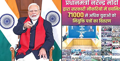 நாடு முழுவதும் 71,000 பேருக்கு மத்திய அரசு பணிக்கான நியமன ஆணைகளை பிரதமர் நரேந்திர மோடி நேற்று காணொலி வாயிலாக வழங்கினார்.படம்: பிடிஐ