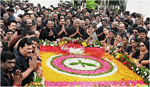 மறைந்த முதல்வர் எம்ஜிஆரின் நினைவு தினத்தையொட்டி மெரினாவில் உள்ள அவரது நினைவிடத்தில் அதிமுகவினர் மலர்தூவி மரியாதை செலுத்தினர்.