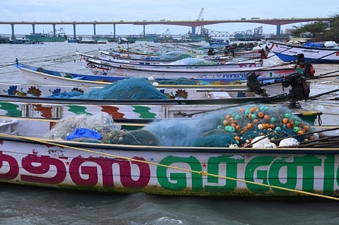 இலங்கை கடற்படையினரால் 17 பேர் கைது - ராமேசுவரம் மீனவர்கள் வேலை நிறுத்தம் அறிவிப்பு 