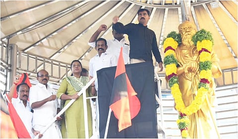 திருச்சி மத்திய பேருந்து நிலையம் அருகில் உள்ள பெரியார் சிலைக்கு மதிமுக முதன்மைச் செயலாளர் துரை.வைகோ மாலை அணிவித்து மரியாதை செலுத்தினார்.